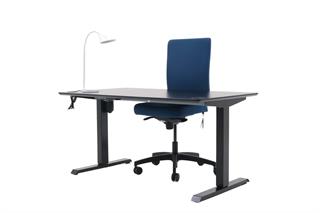 Kontorsæt med bordplade i sort, stelfarve i sort, hvid bordlampe og blå kontorstol